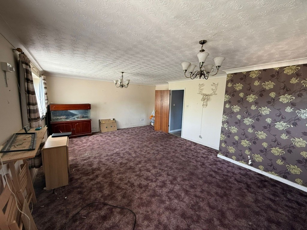 Lot: 48 - FORMER FUNERAL DIRECTORS WITH FLAT ABOVE AND LAND TO THE REAR - Living room of the upstairs flat